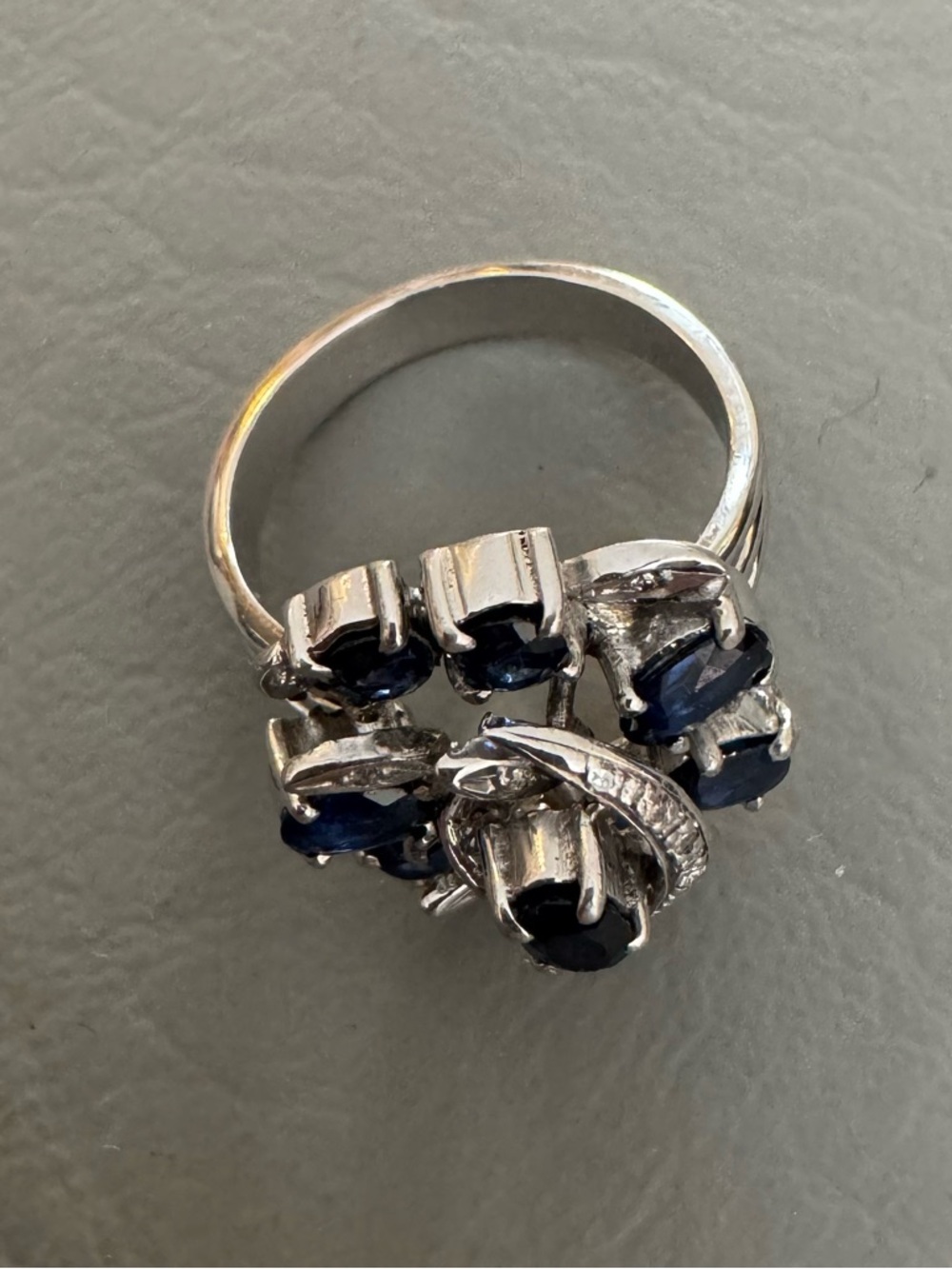 Vintage Platinum Diamond & Sapphire Ring. - Picture 7 of 12
